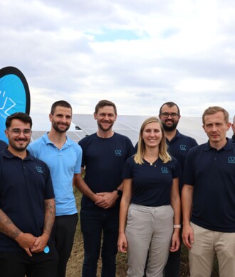 Team ÜZ vor der neuen PV Anlage in Schwebheim