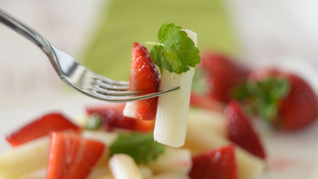 Erdbeer-Spargelsalat